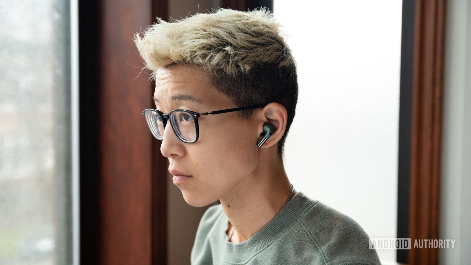 Una persona lleva los auriculares inalámbricos con cancelación de ruido OnePlus Buds Pro 2.